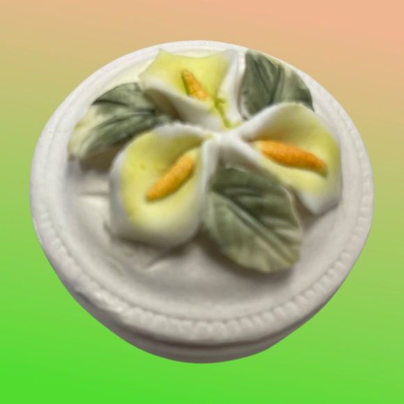 🎁 4 Victorian Trading Company Small Porcelain Trinket Box Applied Flowers - Picture 7 of 10